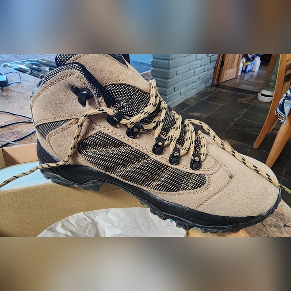 Bearpaw Women's Tan Hiking Boots NIB - Picture 7 of 10